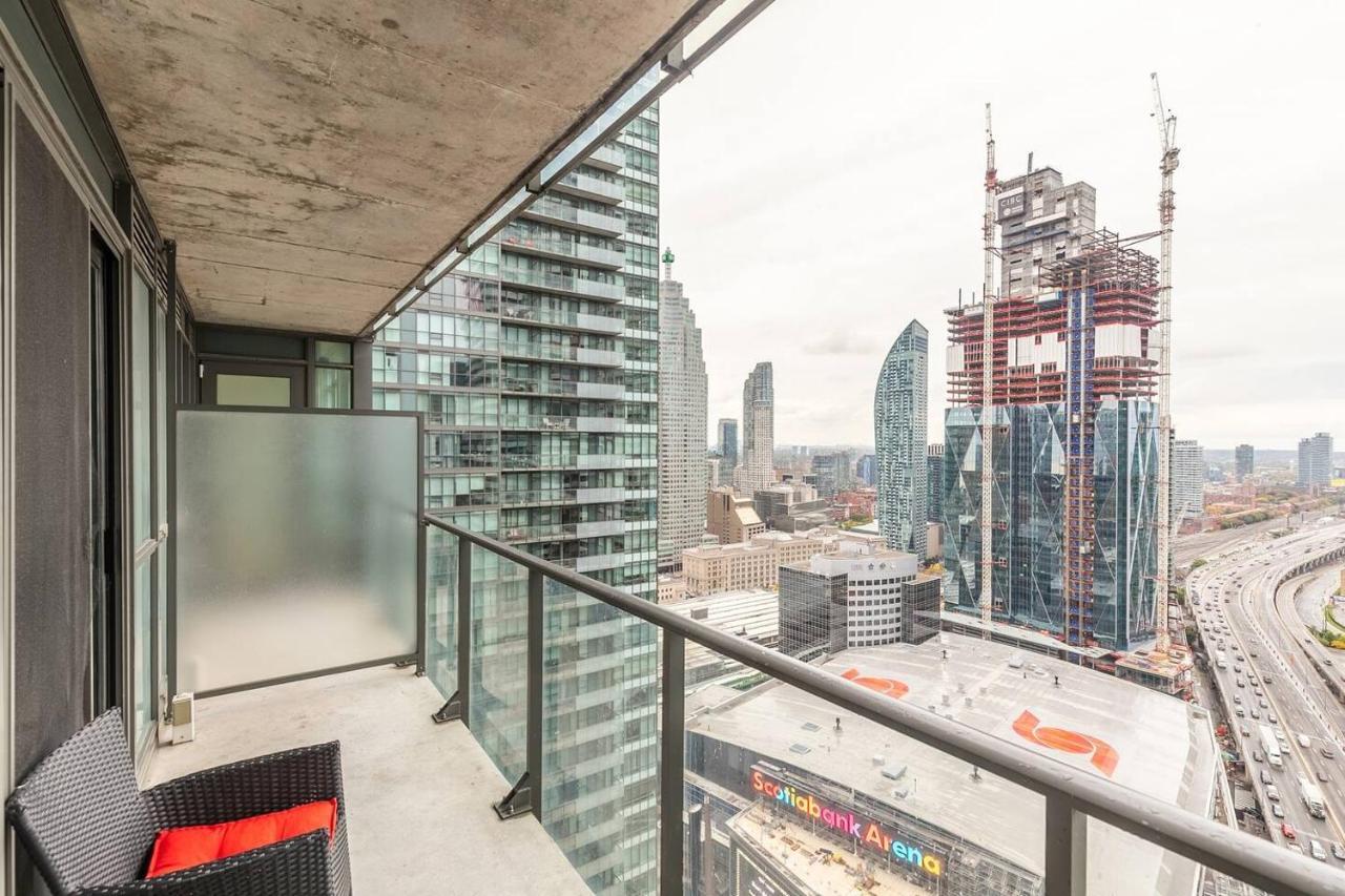 Gorgeous 1Br W/Parking Across The Scotiabank Arena Apartment Toronto Exterior photo